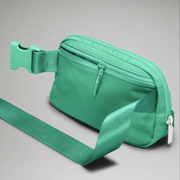 NWT Lululemon Everywhere Crossbody Belt Bag - Green Emerald Ice - Picture 3 of 4